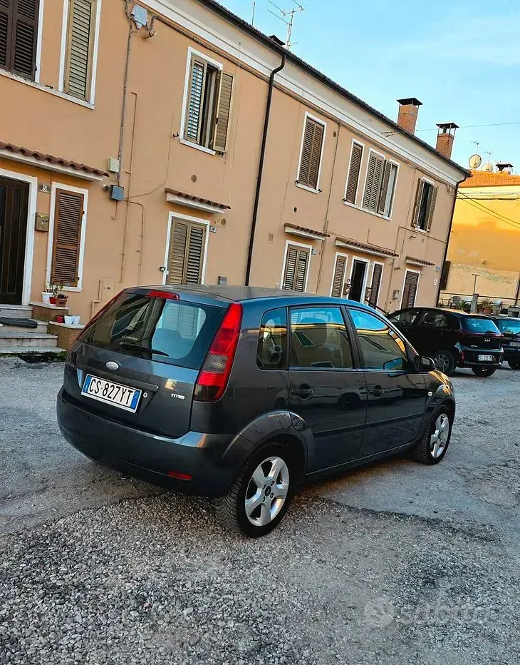 Usata Ford Fiesta 68 CV (50 kW) 2005 Grigio Utilitaria