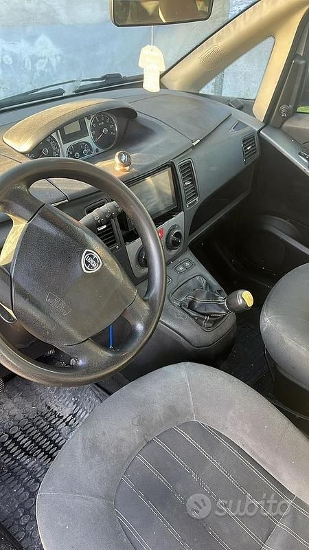 Usata Lancia Musa 95 CV (69 kW) 2011 Grigio Monovolume