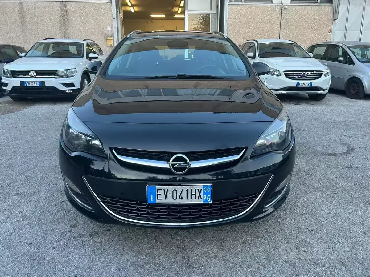 Usata Opel Astra Cosmo 100 CV (73 kW) 2014 Nero Station wagon