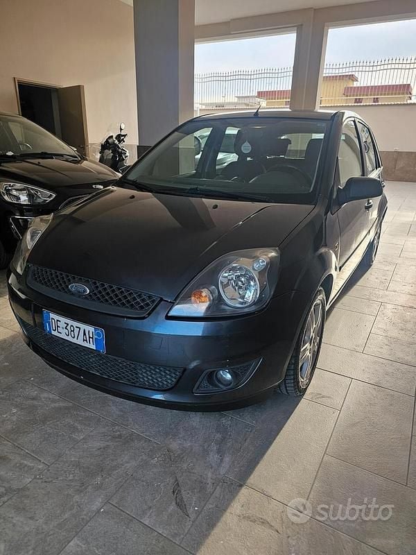 Usata Ford Fiesta 74 CV (54 kW) 2007 Grigio Berlina