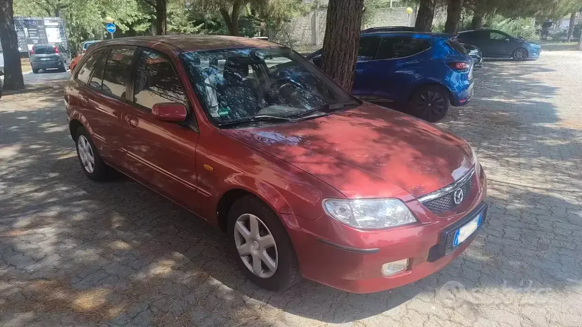 Usata Mazda 323F Exclusive 98 CV (72 kW) 2001 Rosso Berlina