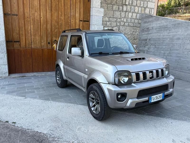 Usata Suzuki Jimny 84 CV (61 kW) 2015 Argento SUV