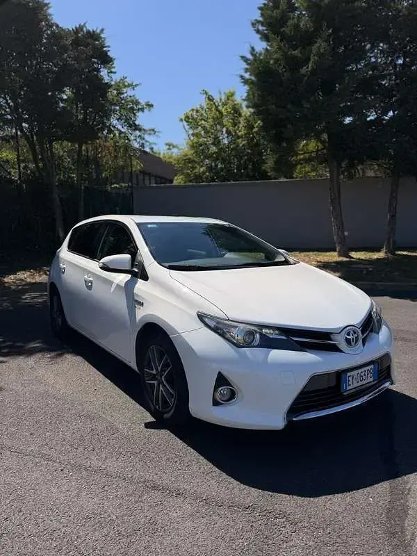 Usata Toyota Auris Hybrid Lounge 99 CV (72 kW) 2015 Berlina