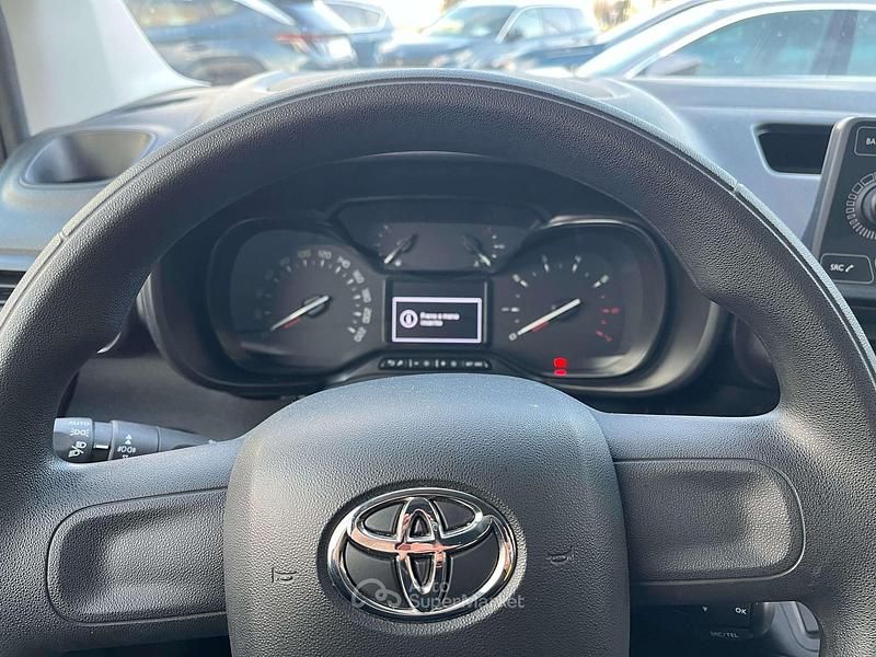 Usata Toyota Proace 101 CV (74 kW) 2022 Rosso Monovolume