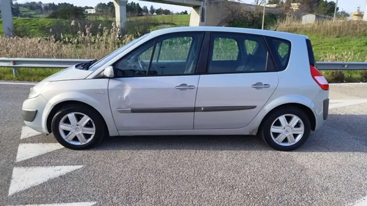 Usata Renault Scenic E-Tech Dynamique 101 CV (74 kW) 2004 Argento Monovolume