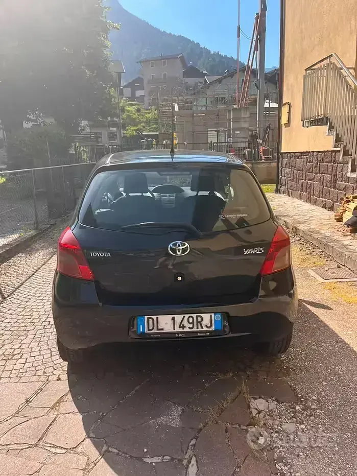 Usata Toyota Yaris 69 CV (50 kW) 2007 Nero Utilitaria