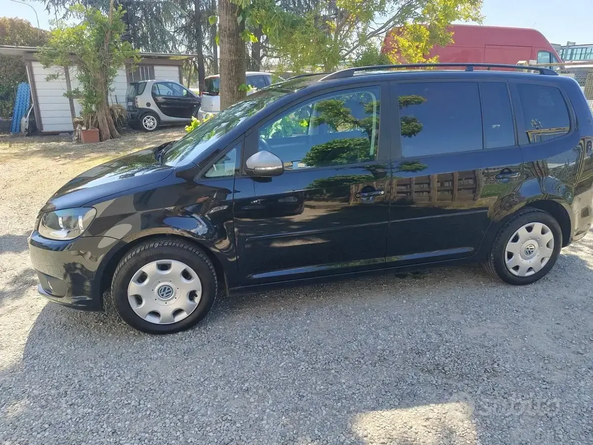 Käytetty VW Touran Comfortline 105 HP (77 kW) 2012 Musta Tila-auto