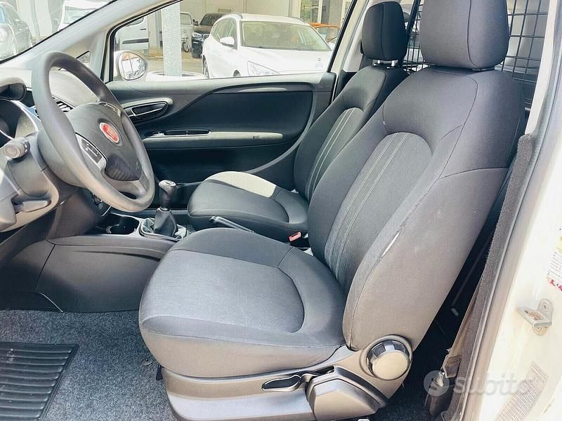 Usata Fiat Punto Easy 75 CV (55 kW) 2015 Bianco Utilitaria