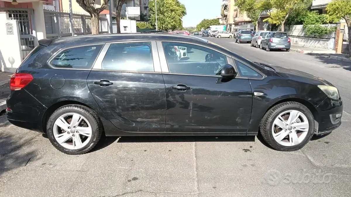 Usata Opel Astra Cosmo 110 CV (80 kW) 2013 Nero Station wagon