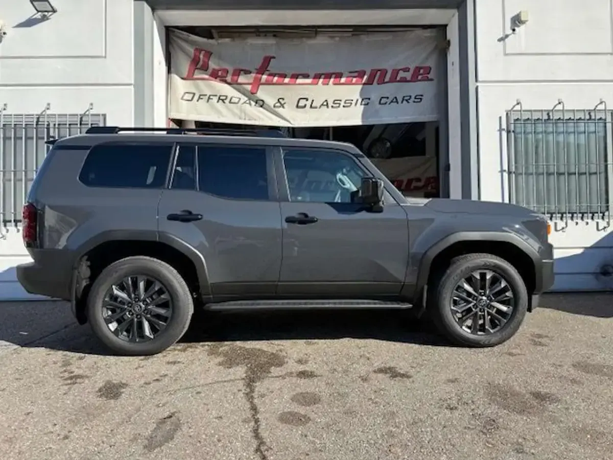 Usata Toyota Land Cruiser Premium 205 CV (150 kW) 2024 Darkgrey SUV