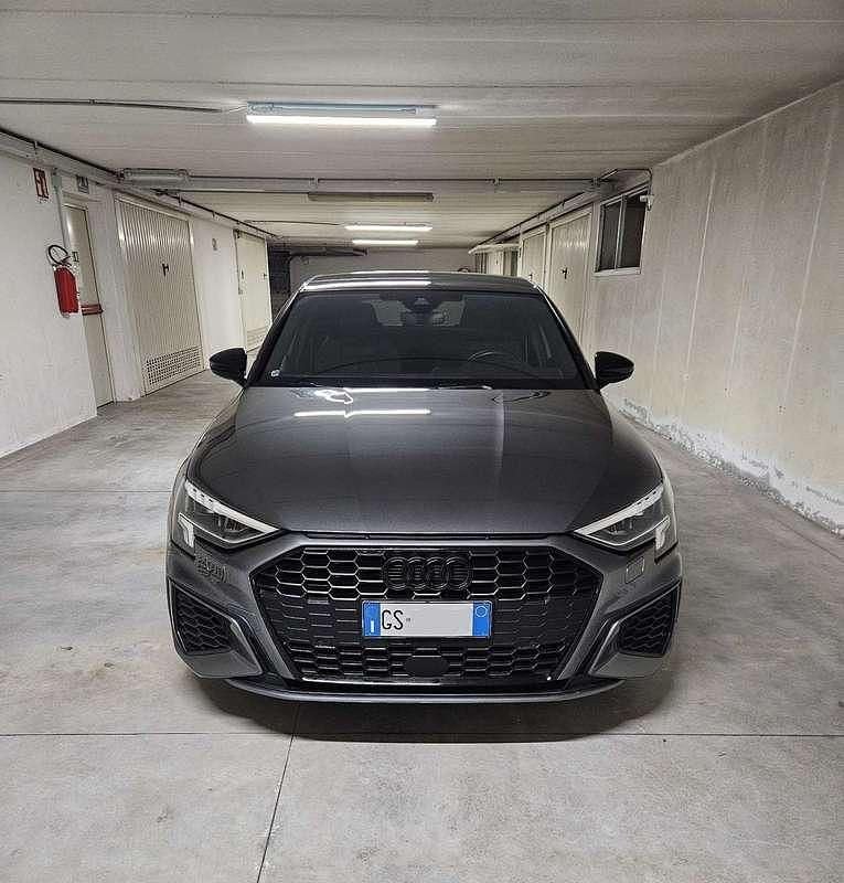 Grigio Usata 2023 Audi A3 S-Line Tre volumi | 31.750 € (Buon prezzo) - Immagine 1/4