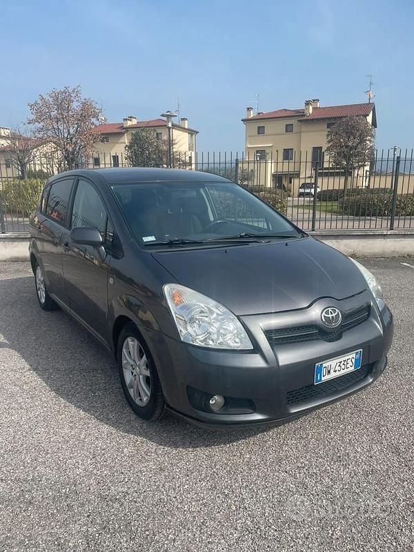 Usata Toyota Corolla Verso 2009 Grigio Monovolume