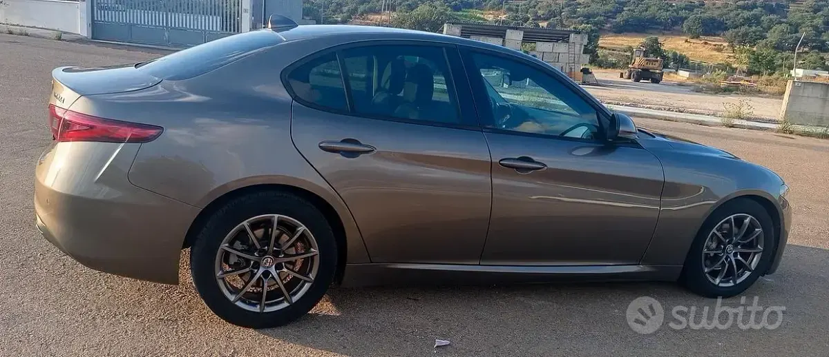 Usata Alfa Romeo Giulia 150 CV (110 kW) 2017 Grigio Berlina
