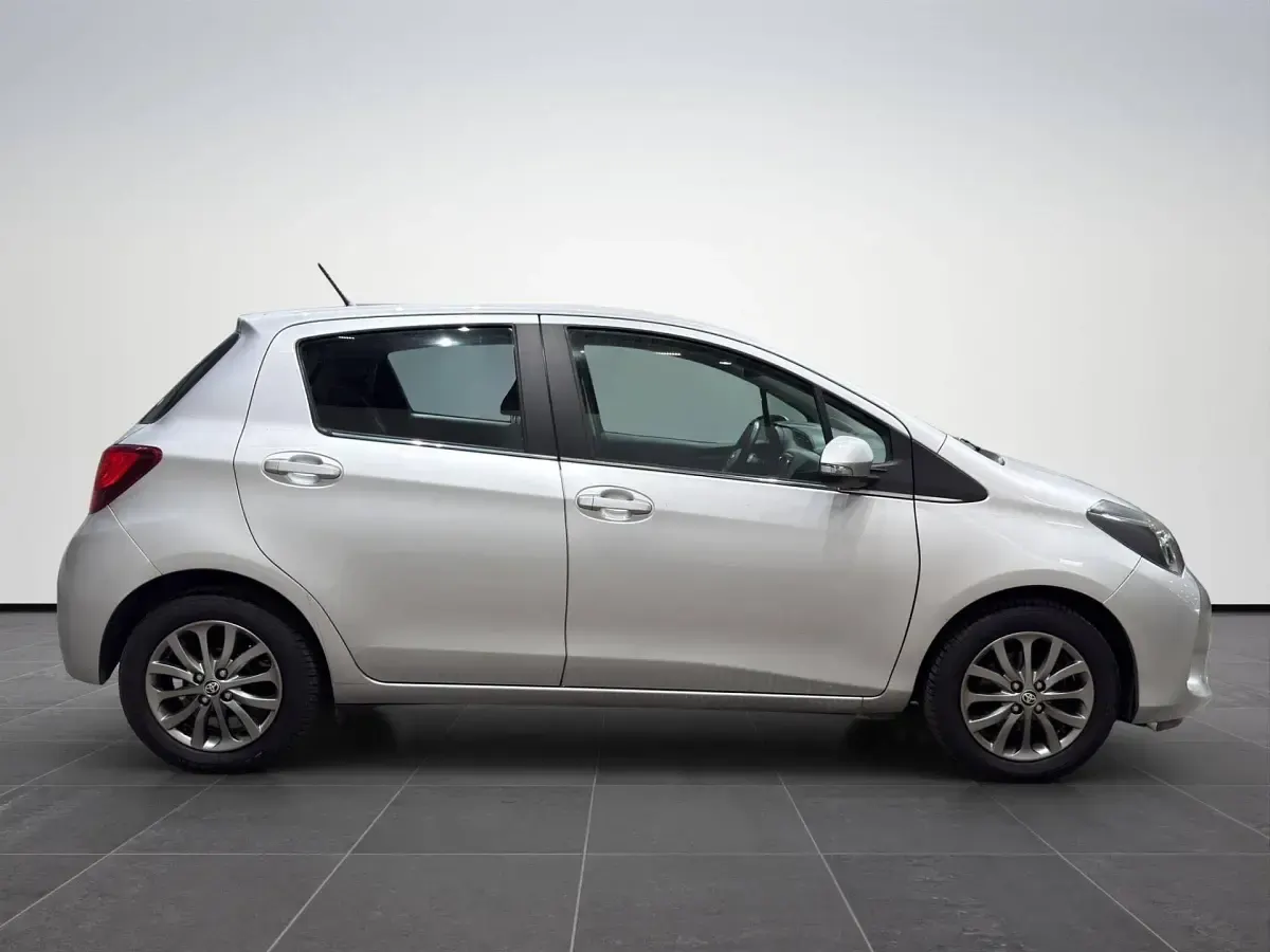 Usata Toyota Yaris Active 69 CV (50 kW) 2016 Grigio Utilitaria