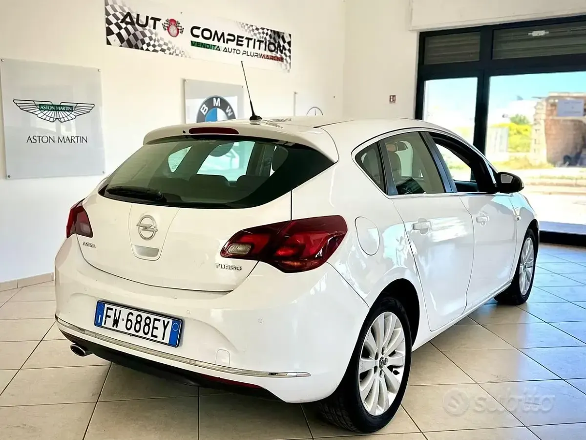 Usata Opel Astra 140 CV (102 kW) 2014 Bianco Berlina