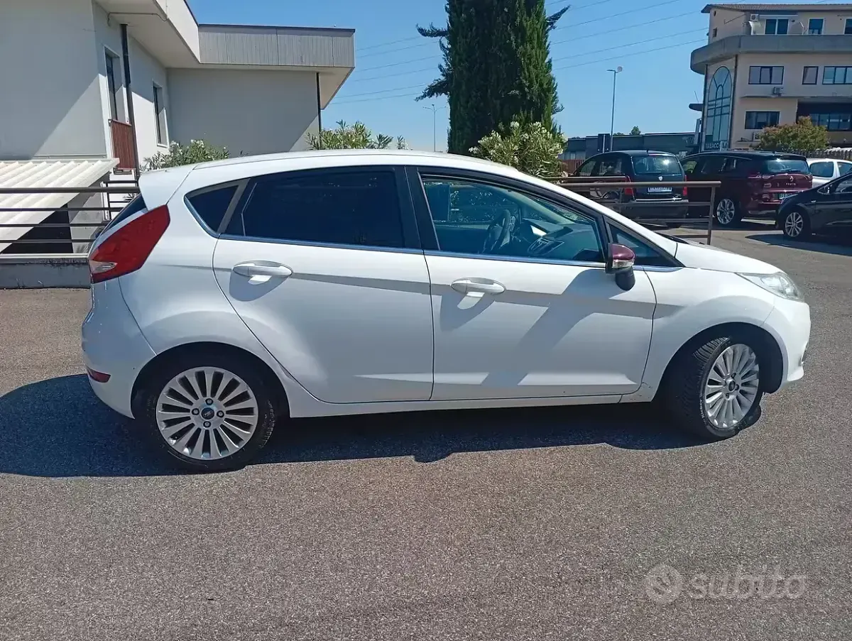 Usata Ford Fiesta 60 CV (44 kW) 2009 Bianco Berlina