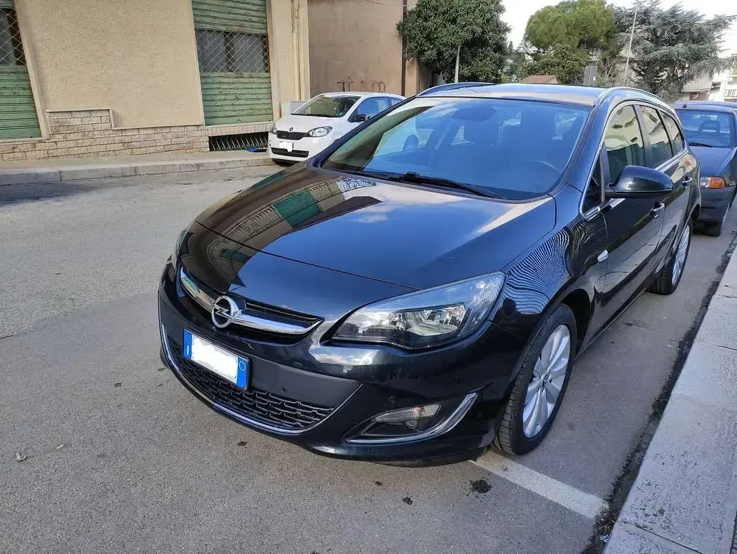 Usata Opel Astra Cosmo 140 CV (102 kW) 2013 Nero Station wagon