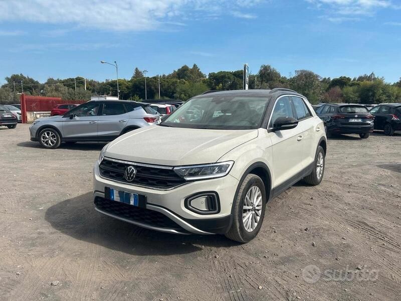 Beige Usata 2023 VW T-Roc Life SUV | 23.490 € (Buon prezzo) - Immagine 1/4