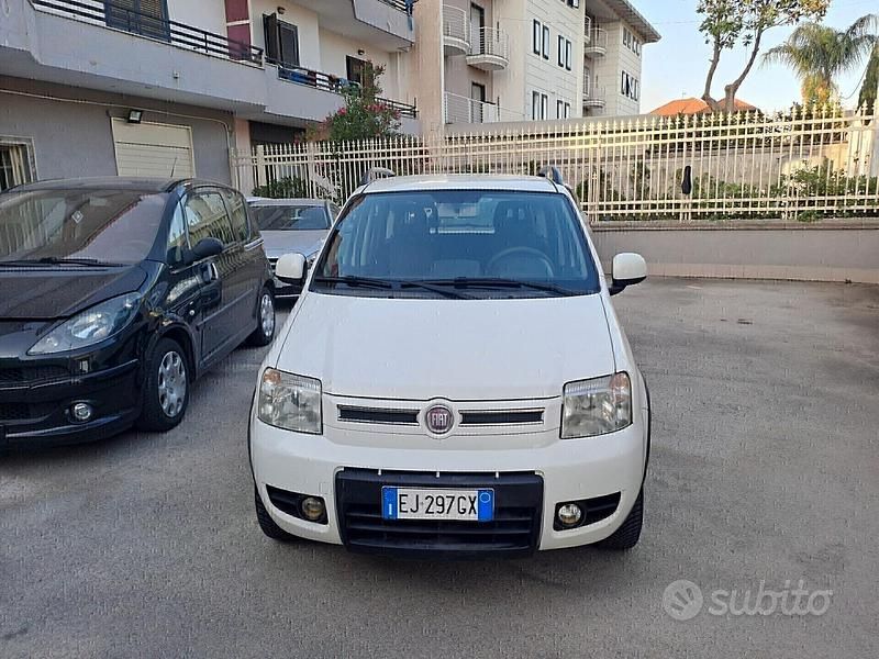 Bianco Usata 2011 Fiat Panda 4x4 Climbing Due volumi | 4999 € (Buon prezzo) - Immagine 1/4