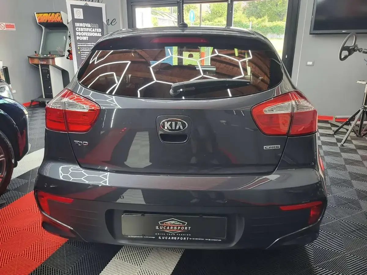 Usata Kia Rio 90 CV (66 kW) 2015 Platinum graphite metallic Berlina