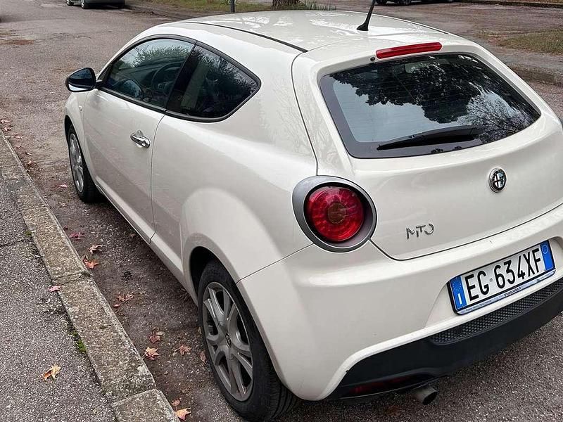 Bianco Usata 2011 Alfa Romeo MiTo Distinctive Due volumi | 3750 € (Ottimo prezzo) - Immagine 1/4