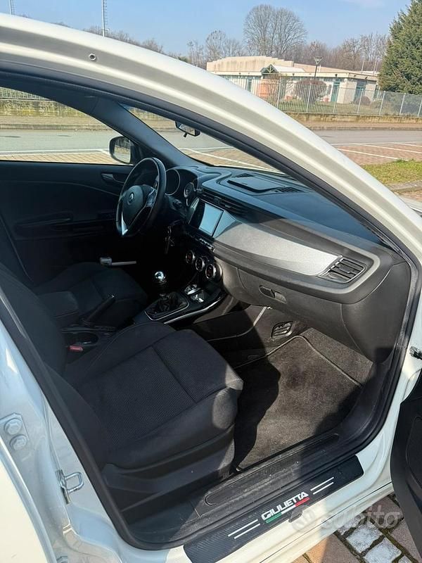 Usata Alfa Romeo Giulietta 105 CV (77 kW) 2011 Bianco Utilitaria