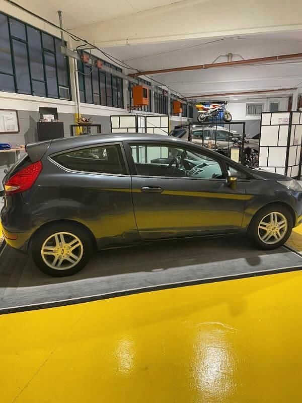 Usata Ford Fiesta 96 CV (70 kW) 2009 Grigio chiaro Utilitaria
