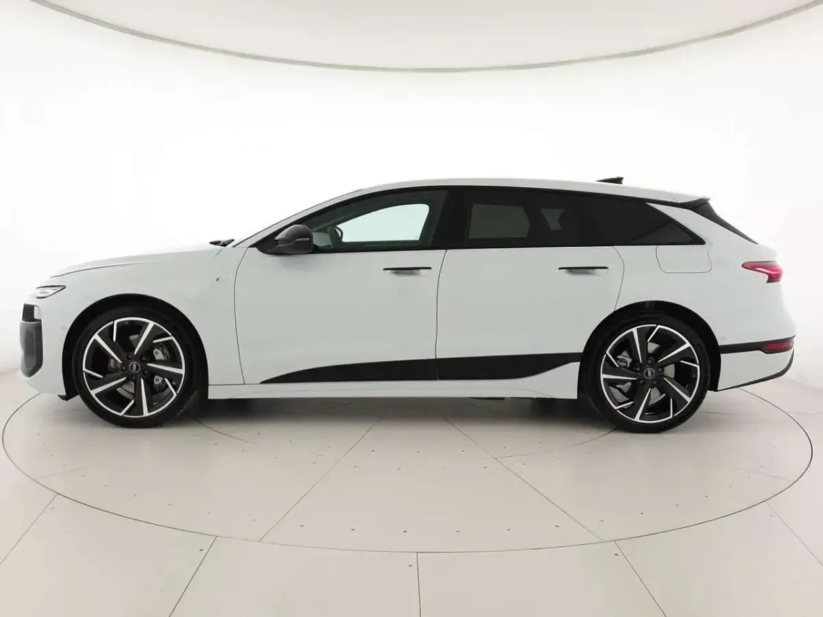Nuova Audi A6 e-tron S-Line 280 kW (381 CV) 2026 Bianco ghiaccio metallizzato Station wagon