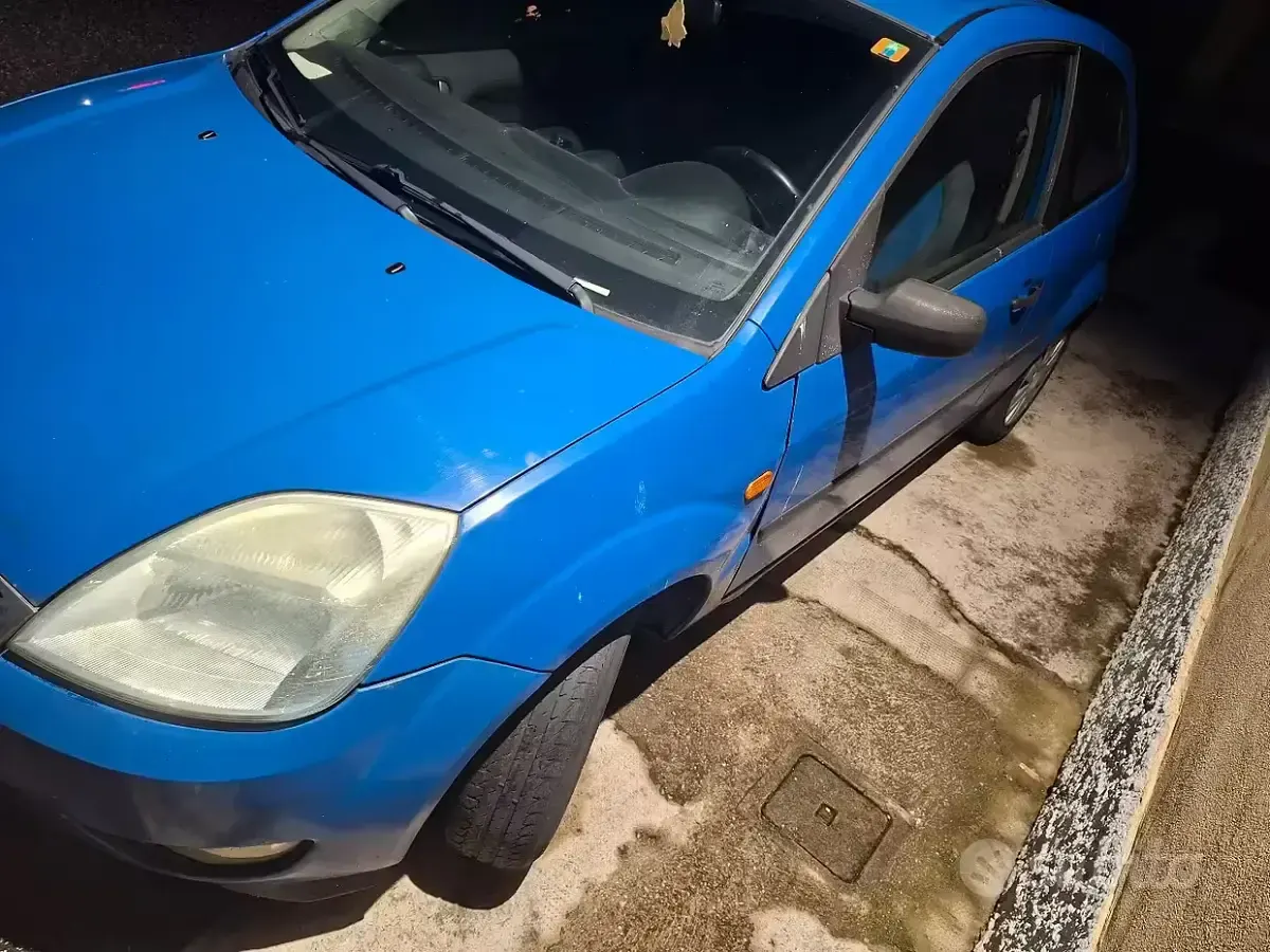 Usata Ford Fiesta Ambiente 75 CV (55 kW) 2003 Blu Utilitaria