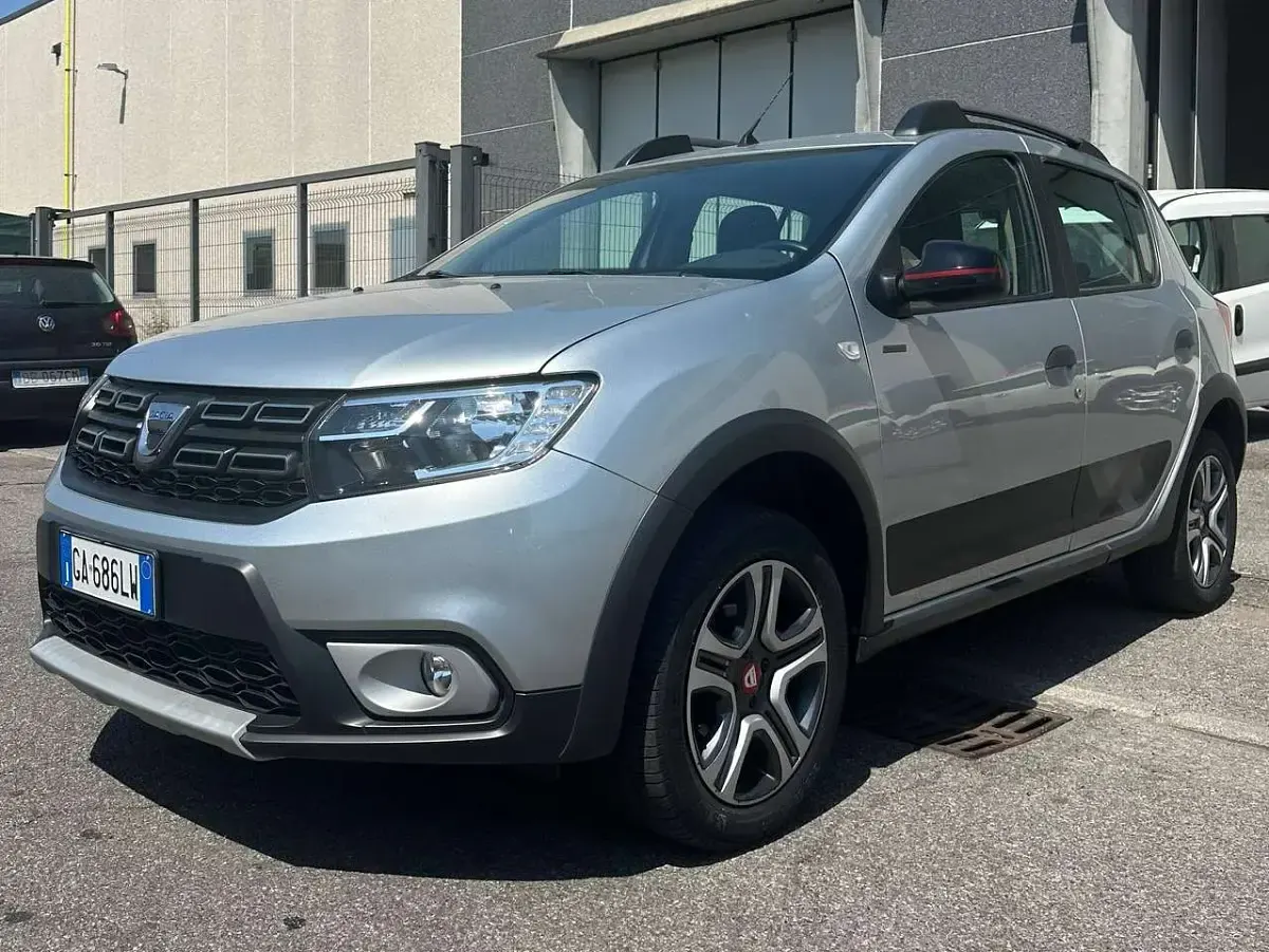 Usata Dacia Sandero Comfort 90 CV (66 kW) 2020 Argento Berlina