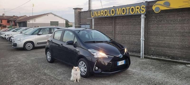 Usata Toyota Yaris Hybrid Cool 73 CV (53 kW) 2019 Blu Berlina