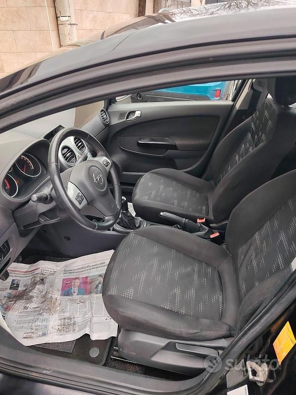 Usata Opel Corsa Edition 75 CV (55 kW) 2011 Nero Utilitaria