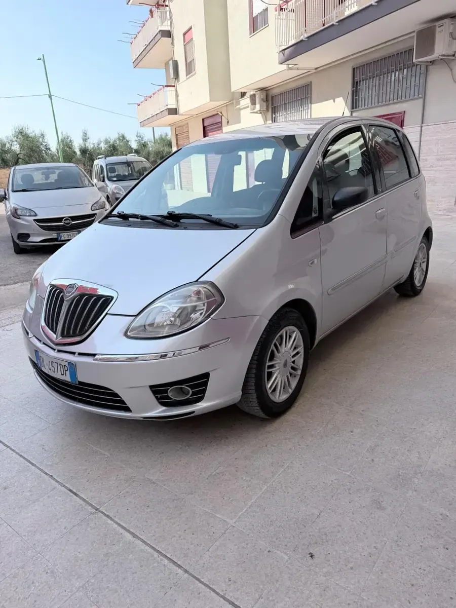 Usata Lancia Musa 90 CV (66 kW) 2008 Argento Monovolume