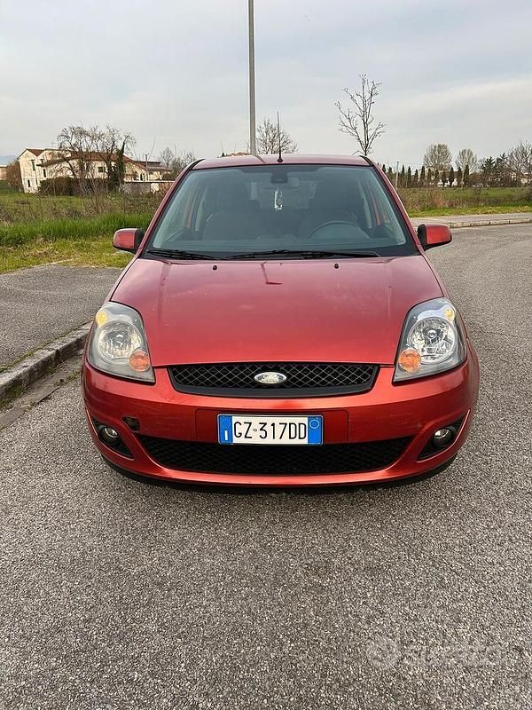 Usata Ford Fiesta Ghia 75 CV (55 kW) 2008 Rosso Utilitaria