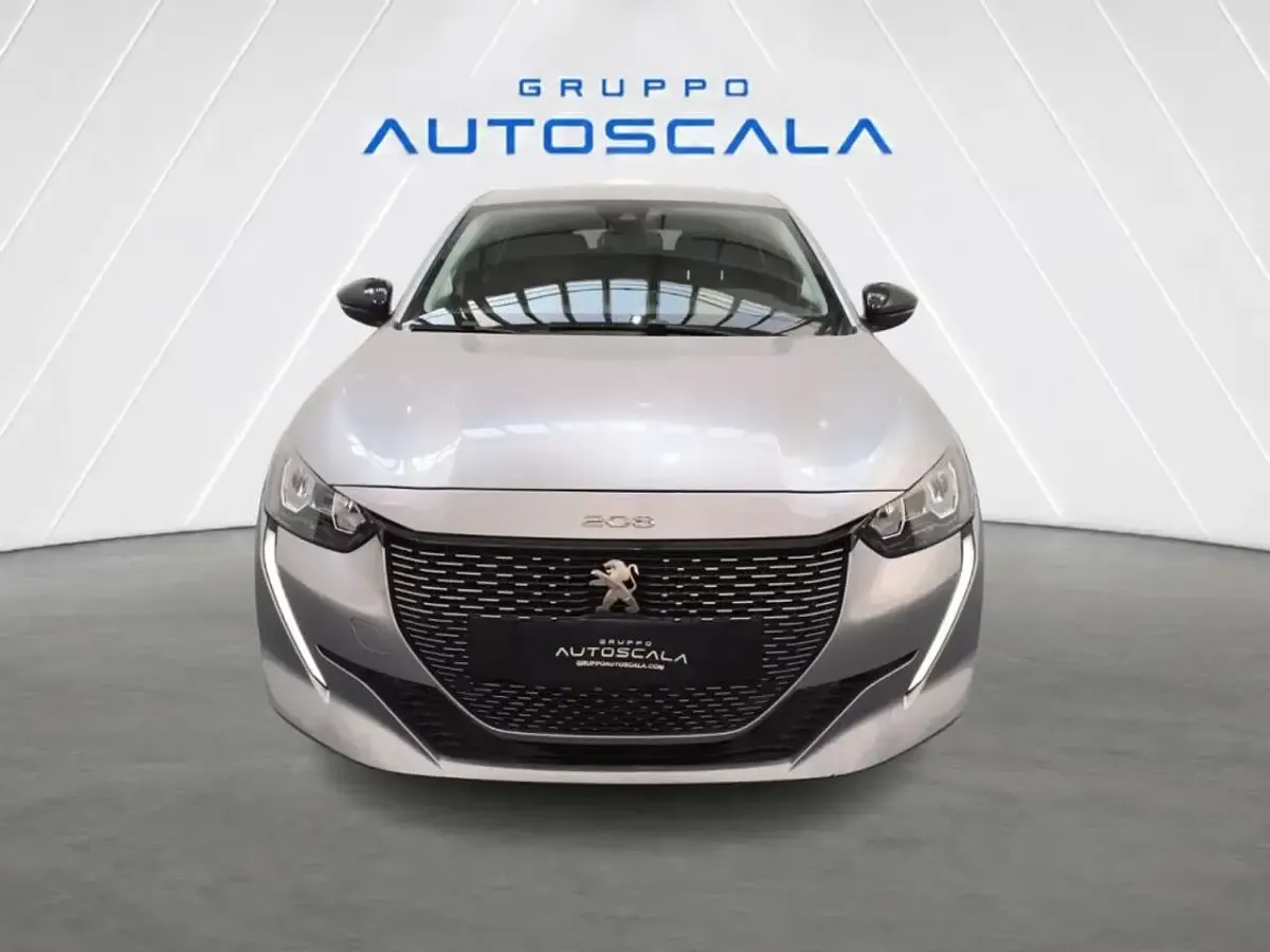 Usata Peugeot e-208 Allure 56 kW (77 CV) 2023 Grigio artense met. Utilitaria