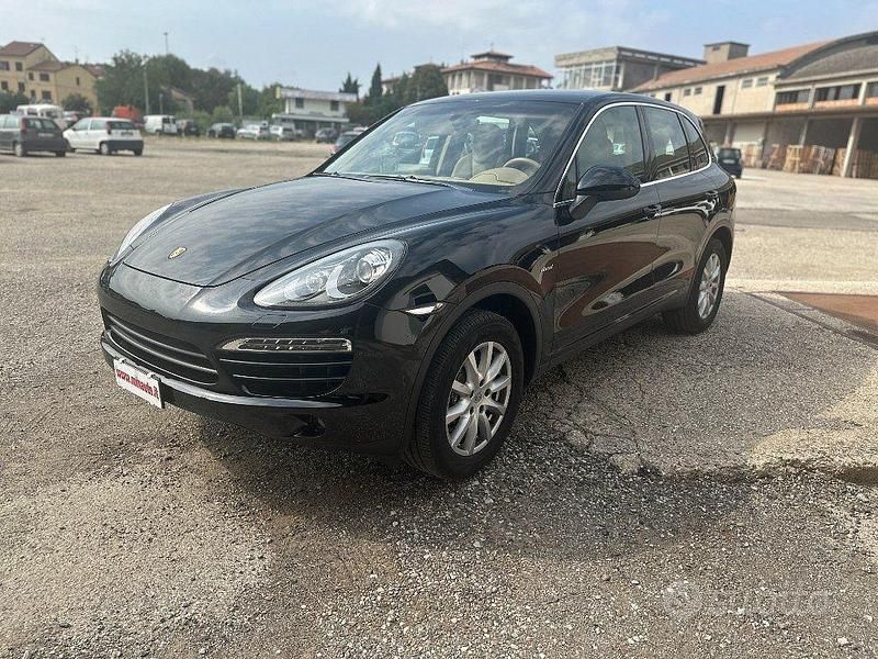 Usata Porsche Cayenne 245 CV (180 kW) 2012 Nero metallizzato SUV