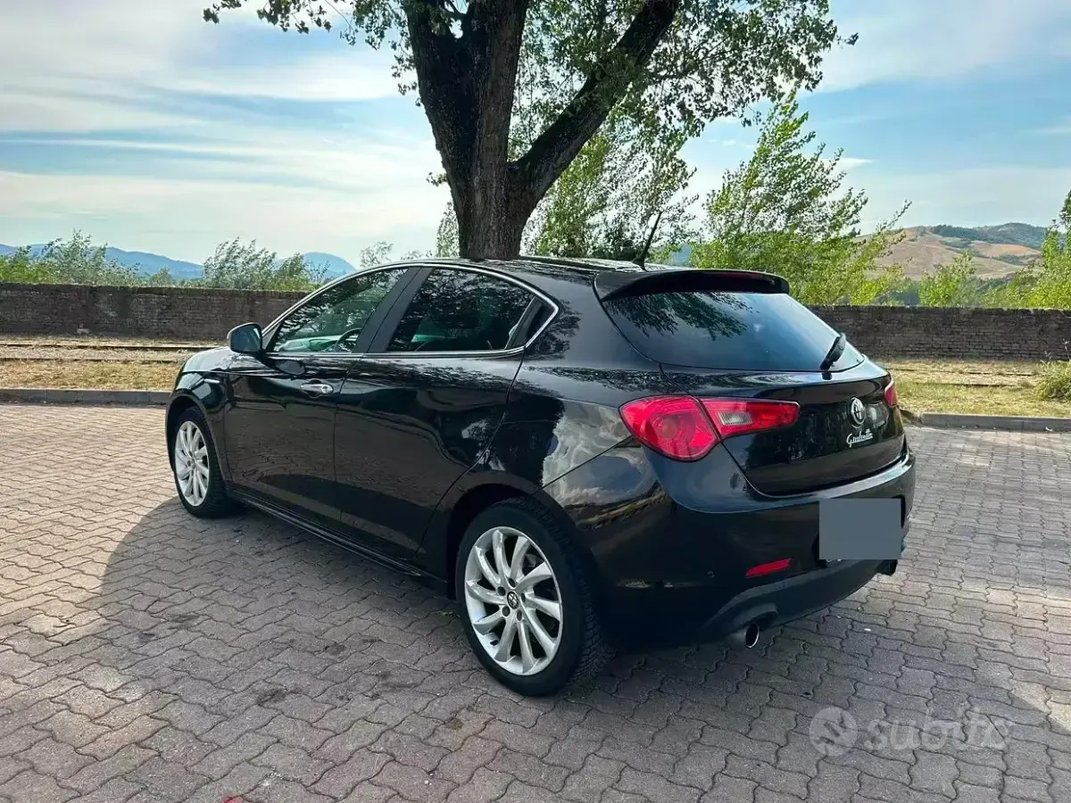 Usata Alfa Romeo Giulietta Exclusive 140 CV (102 kW) 2012 Nero Utilitaria