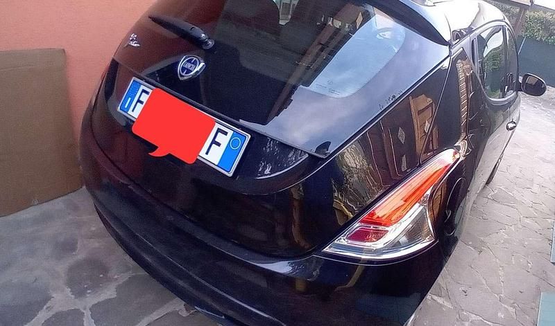 Usata Lancia Ypsilon 69 CV (50 kW) 2016 Nero Utilitaria