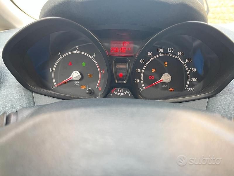 Usata Ford Fiesta 80 CV (58 kW) 2011 Grigio Utilitaria