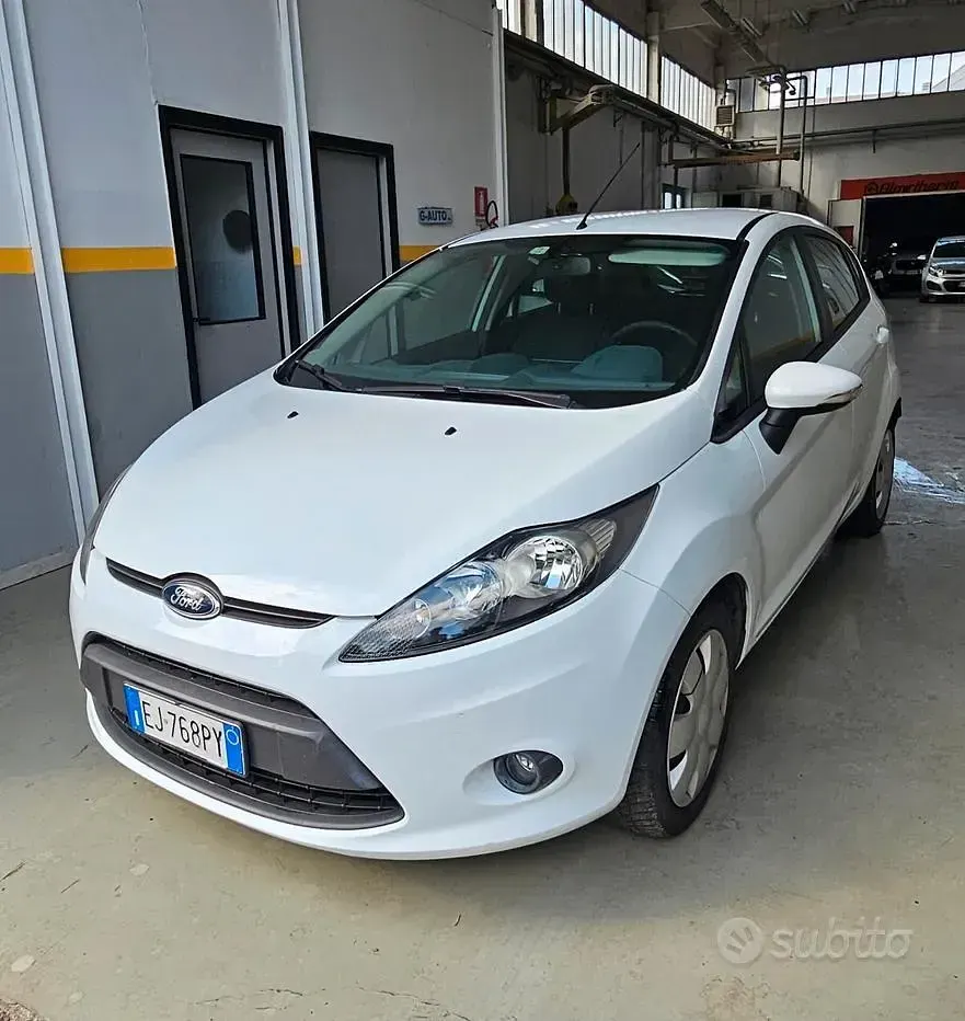 Usata Ford Fiesta 92 CV (67 kW) 2011 Bianco Berlina