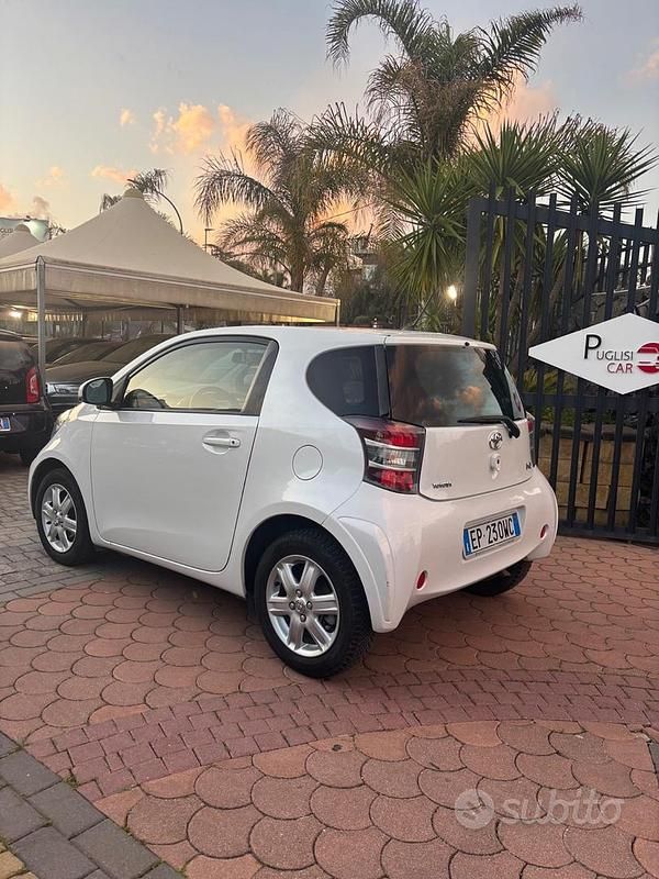 Usata Toyota iQ Trend 68 CV (50 kW) 2013 Bianco Utilitaria