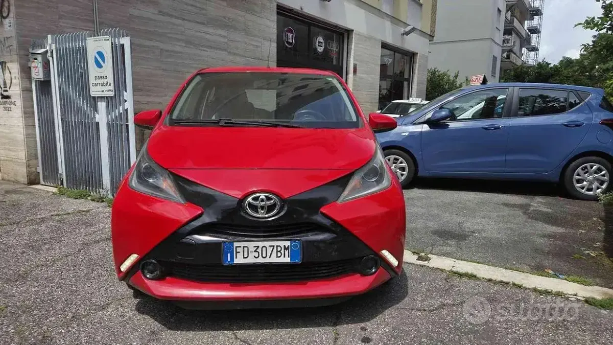 Usado Toyota Aygo X-clusiv 69 HP (50 kW) 2016 Vermelho Citadino