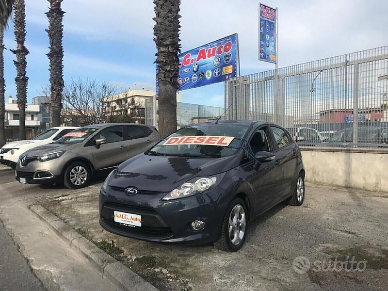 Usata Ford Fiesta Titanium 70 CV (51 kW) 2011 Grigio Utilitaria