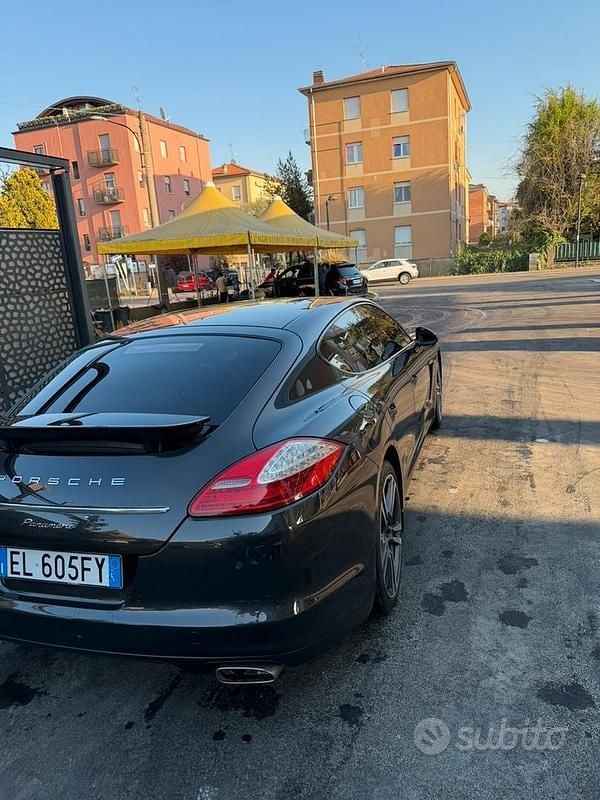 Usata Porsche Panamera 250 CV (183 kW) 2012 Grigio Utilitaria