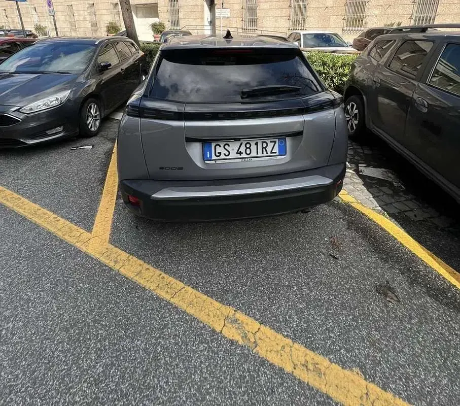 Usata Peugeot 2008 Allure 102 CV (75 kW) 2024 SUV