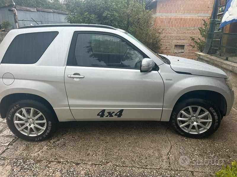 Grigio Usata 2010 Suzuki Grand Vitara SUV | 11.500 € (Buon prezzo) - Immagine 1/4
