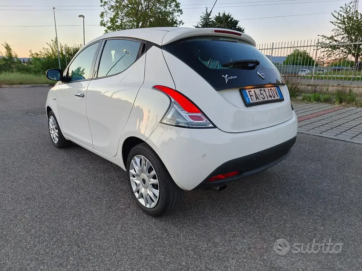 Usata Lancia Ypsilon Gold 95 CV (69 kW) 2015 Bianco Utilitaria
