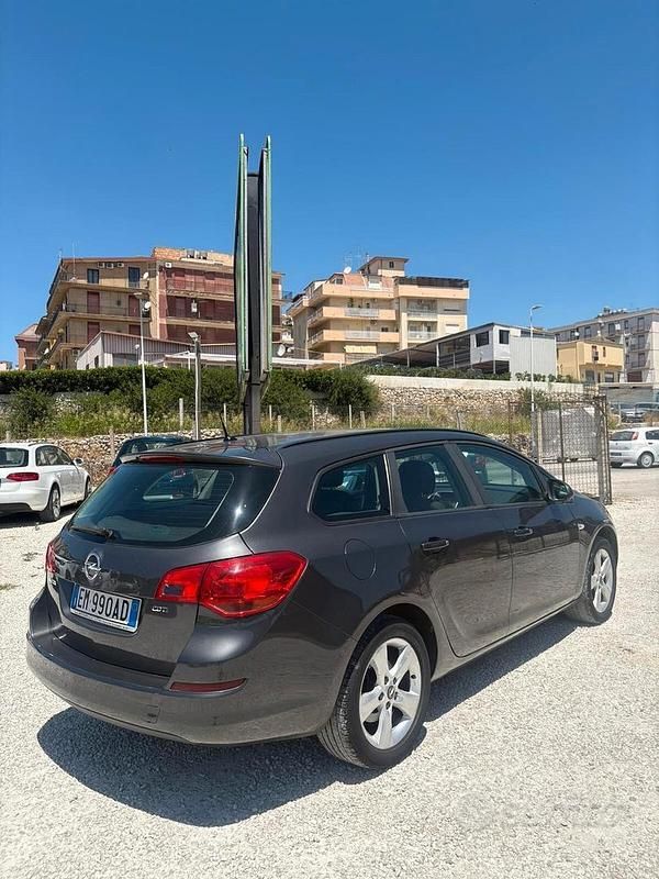 Usata Opel Astra Cosmo 110 CV (80 kW) 2012 Blu Berlina