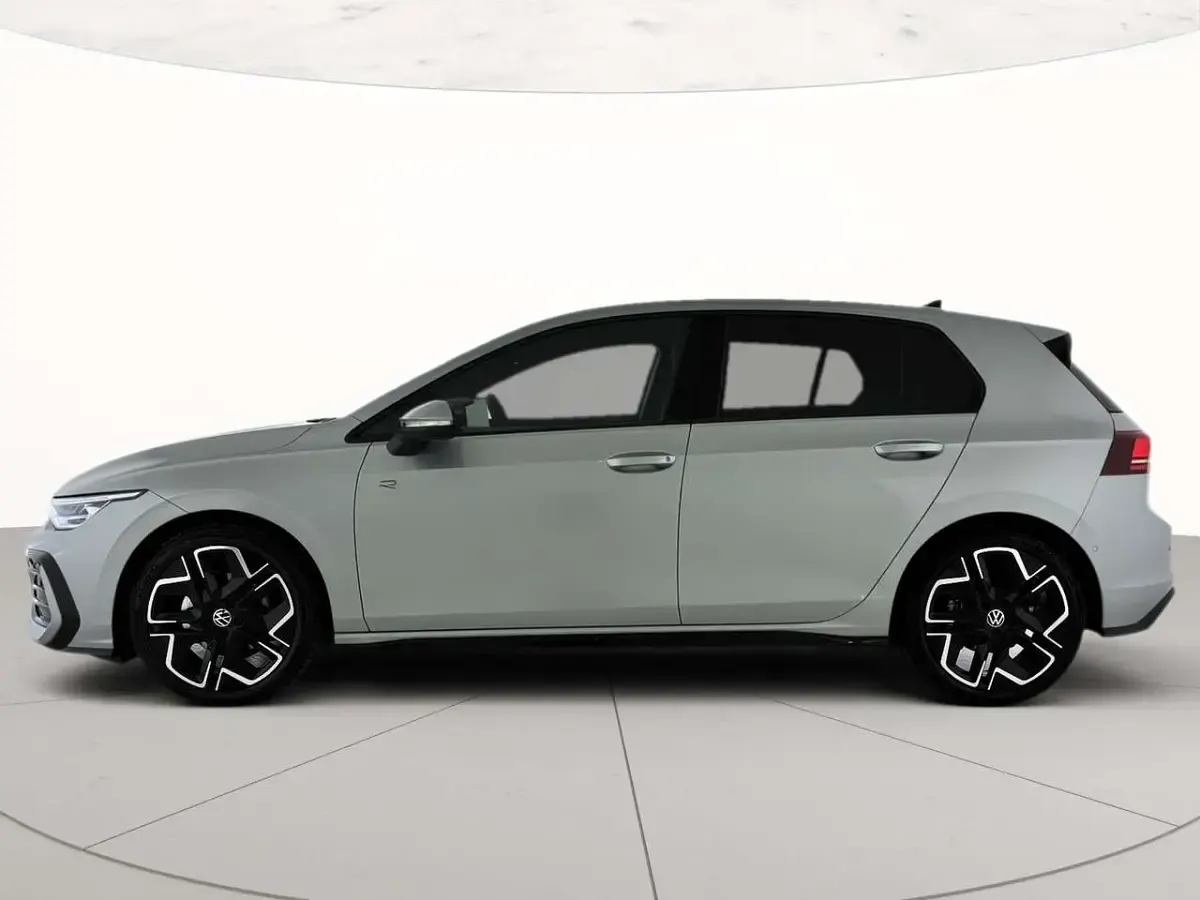 Nuova VW Golf VIII R-line Plus 150 CV (110 kW) 2026 Dolomite silver metallizzato Berlina