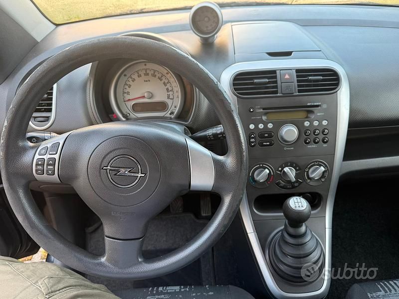 Usata Opel Agila 94 CV (69 kW) 2012 Nero Utilitaria